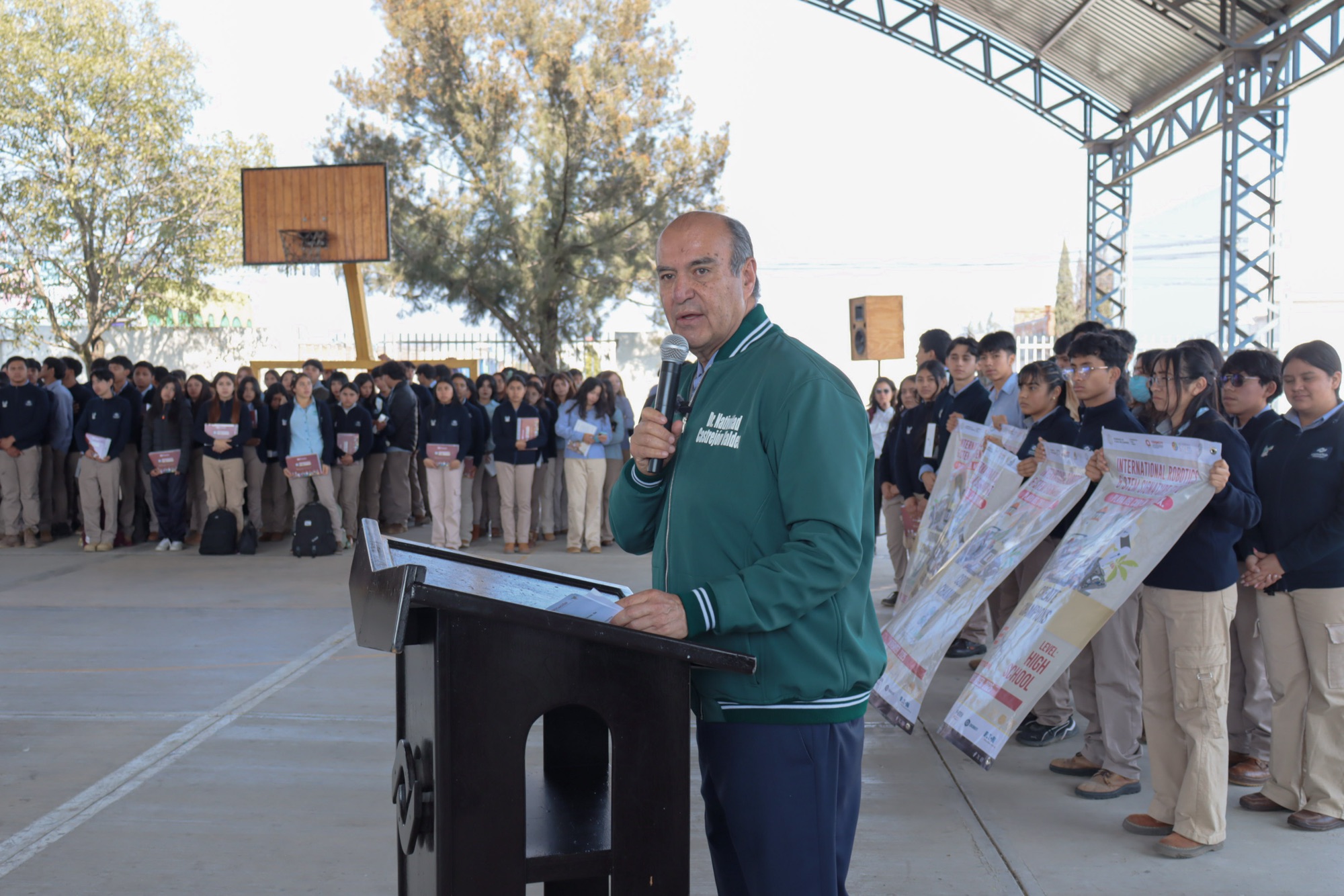 Natividad Castrejón entrega tabletas a estudiantes del Conalep Tulancingo