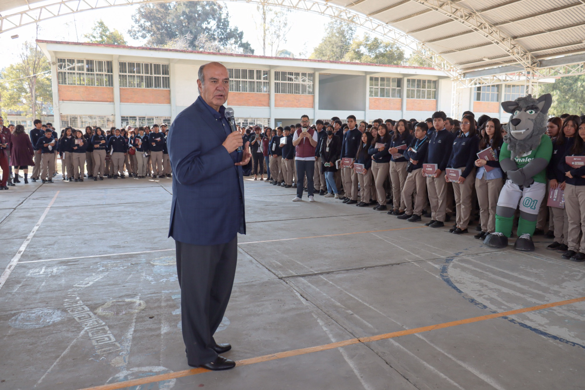 Natividad Castrejón entrega tabletas en Conalep Tizayuca y Villa de Tezontepec