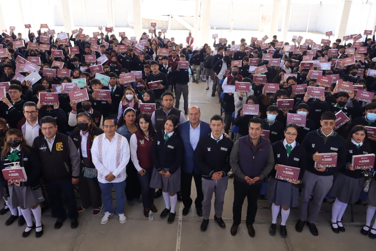 Entregan 2 mil 925 tabletas a estudiantes del Cobaeh