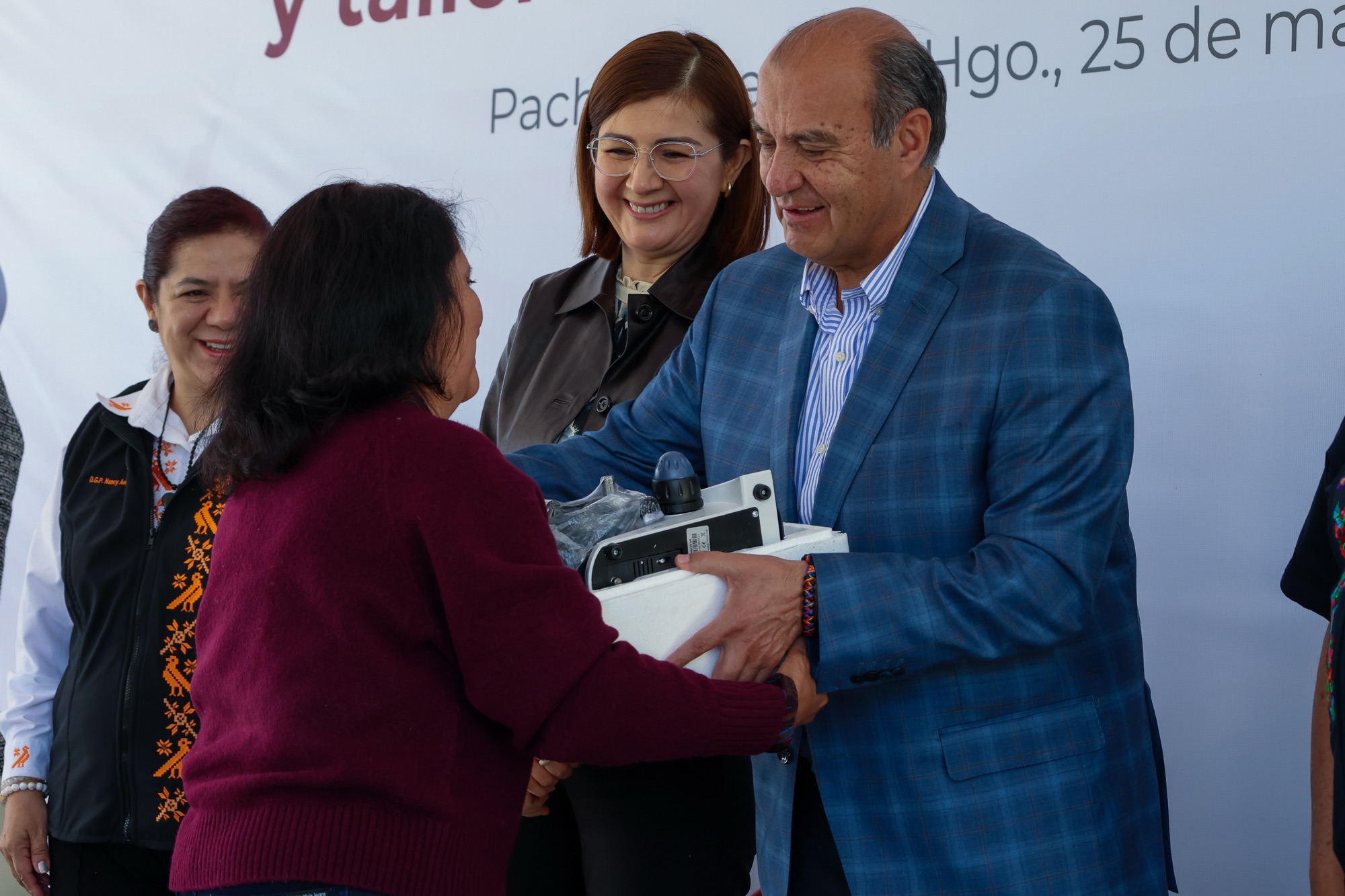 Natividad Castrejón entrega equipamiento a secundarias y laboratorios de ciencias