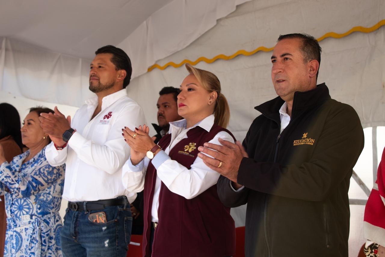 Entre flores, música y civismo, conmemoran a Benito Juárez con desfile lleno de identidad