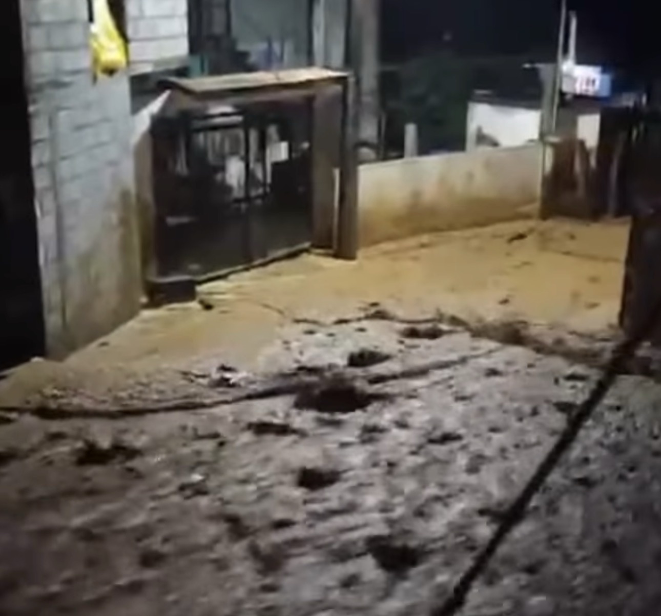 Aumenta nivel de arroyo en Tianguistengo; activan atención preventiva en comunidades