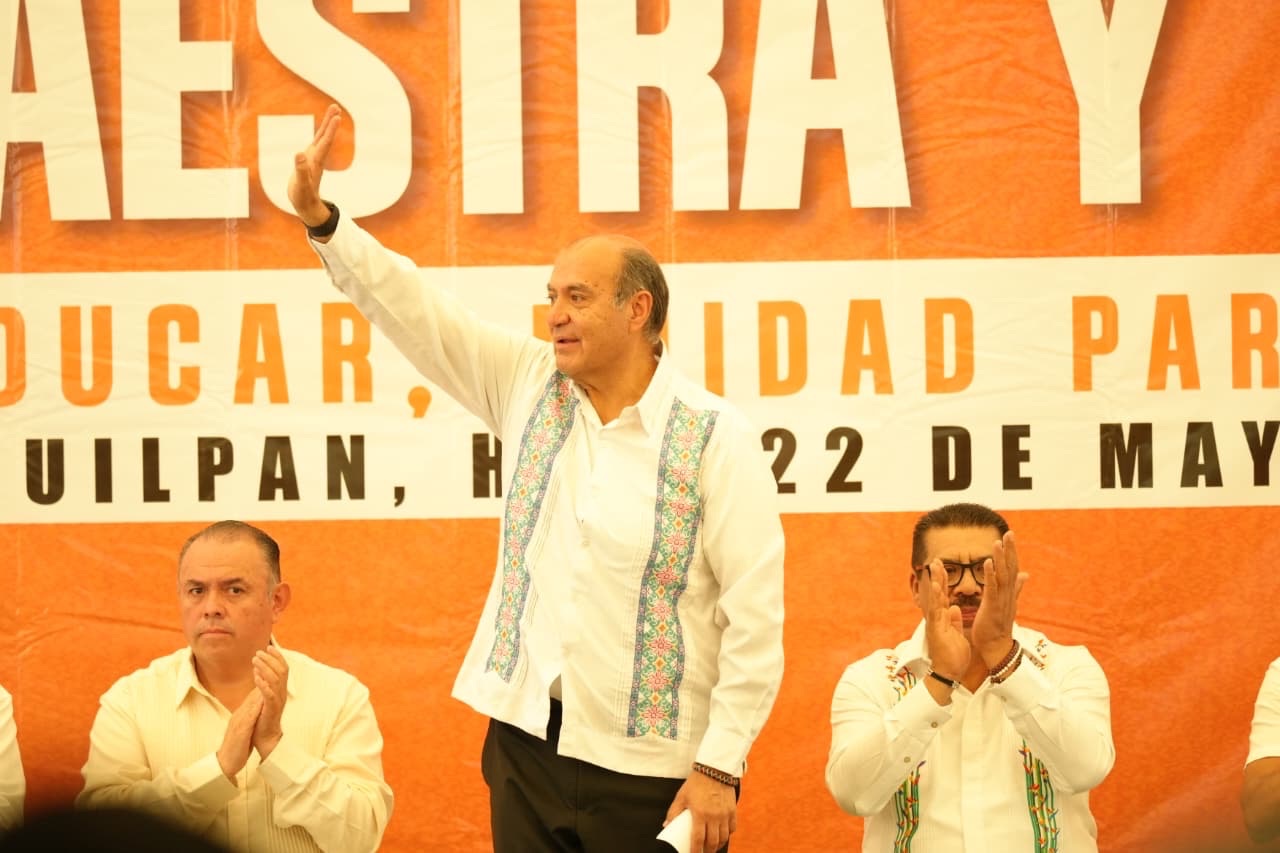Said Vargas reconoce a docentes del Valle del Mezquital