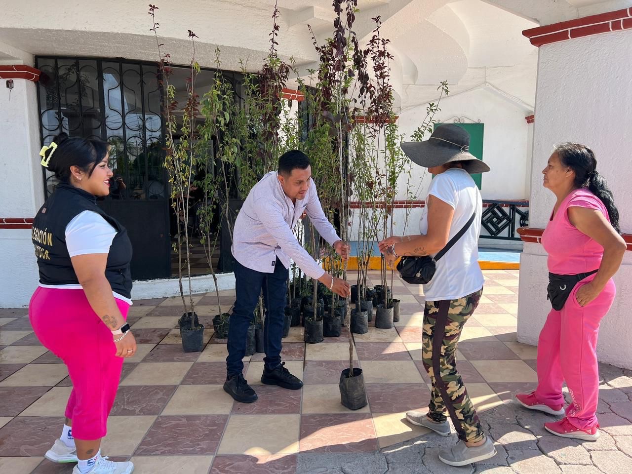 Impulsa Zapotlán reforestación comunitaria con entrega de árboles frutales