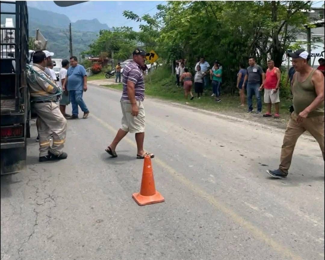 Habitantes cierran vía en Orizatlán tras prolongadas fallas eléctricas