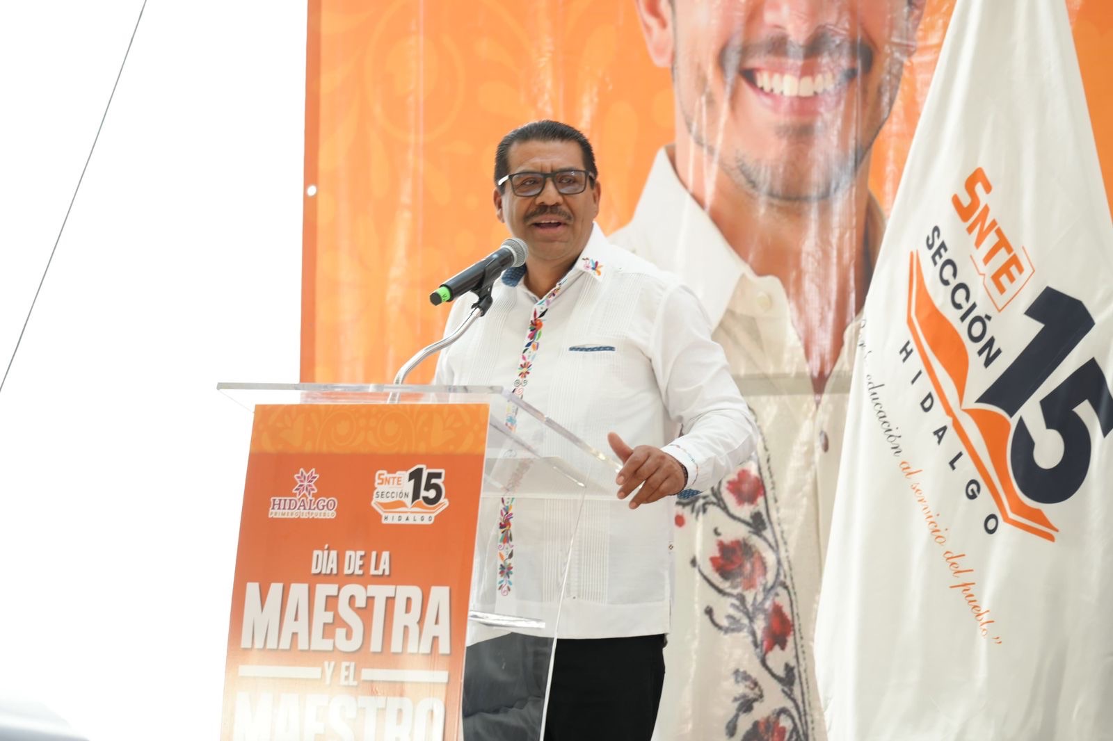 SNTE Sección 15 reúne a cientos de docentes en festejo del Día del Maestro en Tulancingo