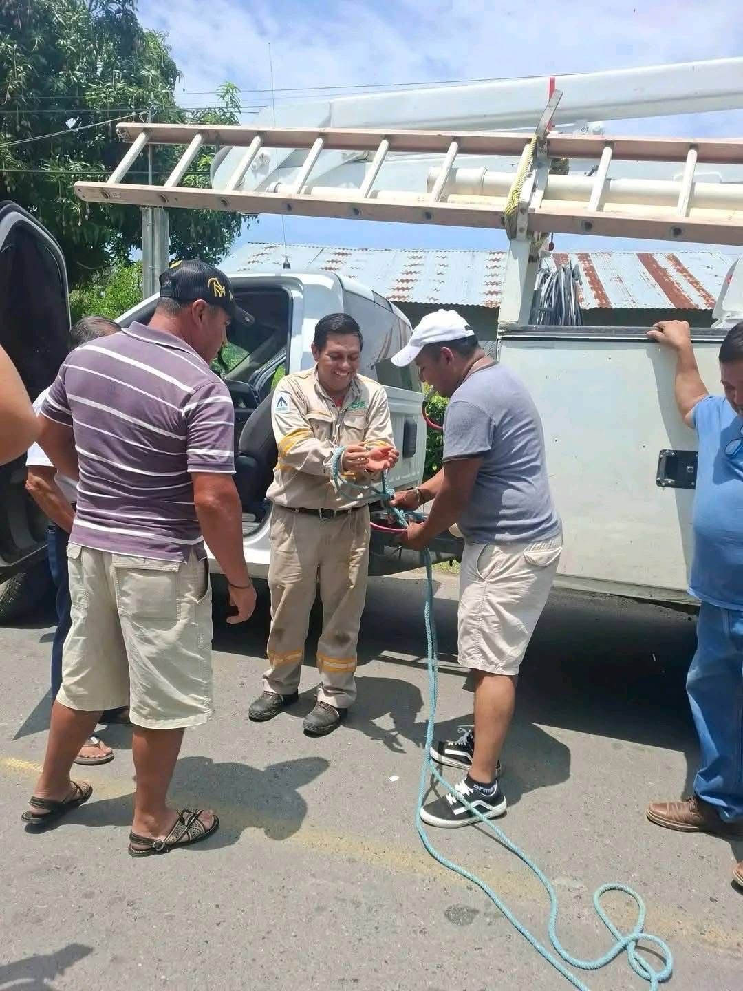 Amarran a trabajadores de CFE durante protesta por falta de luz en Coacuilco