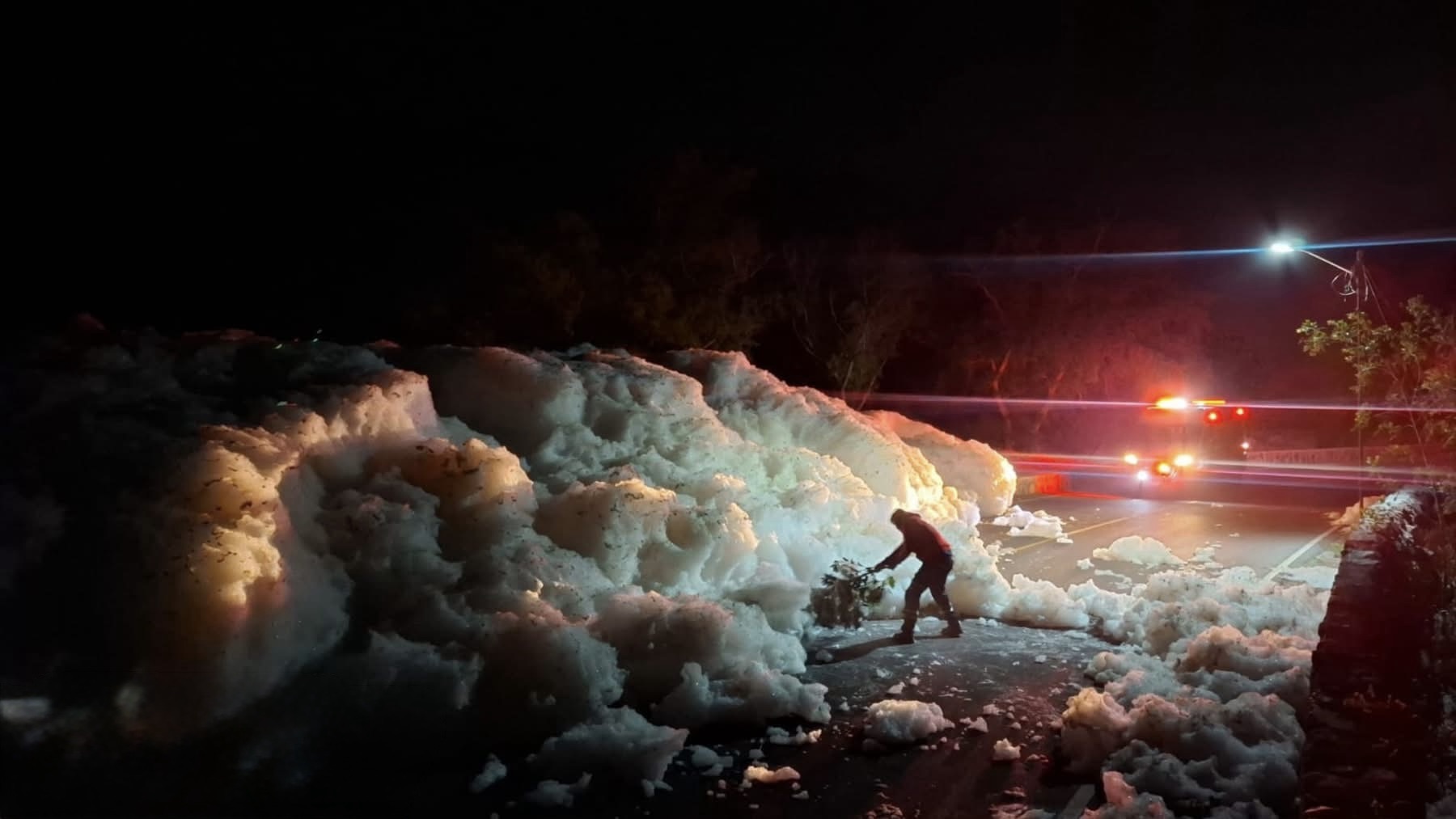 Carretera Alfajayucan–Chilcuautla permanece cerrada por presencia de espuma residual