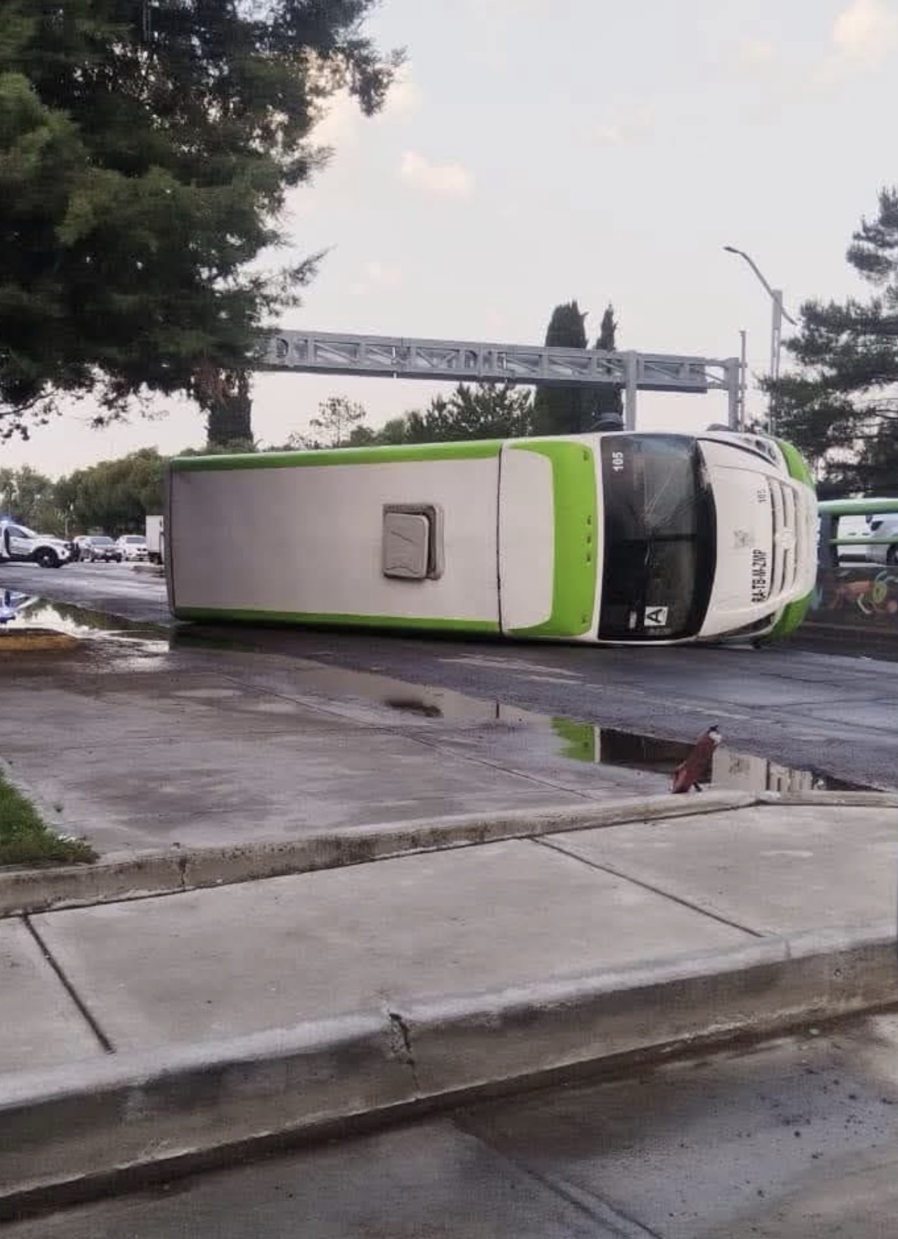 Accidente de unidad del Tuzobús genera operativo de emergencia en Pachuca