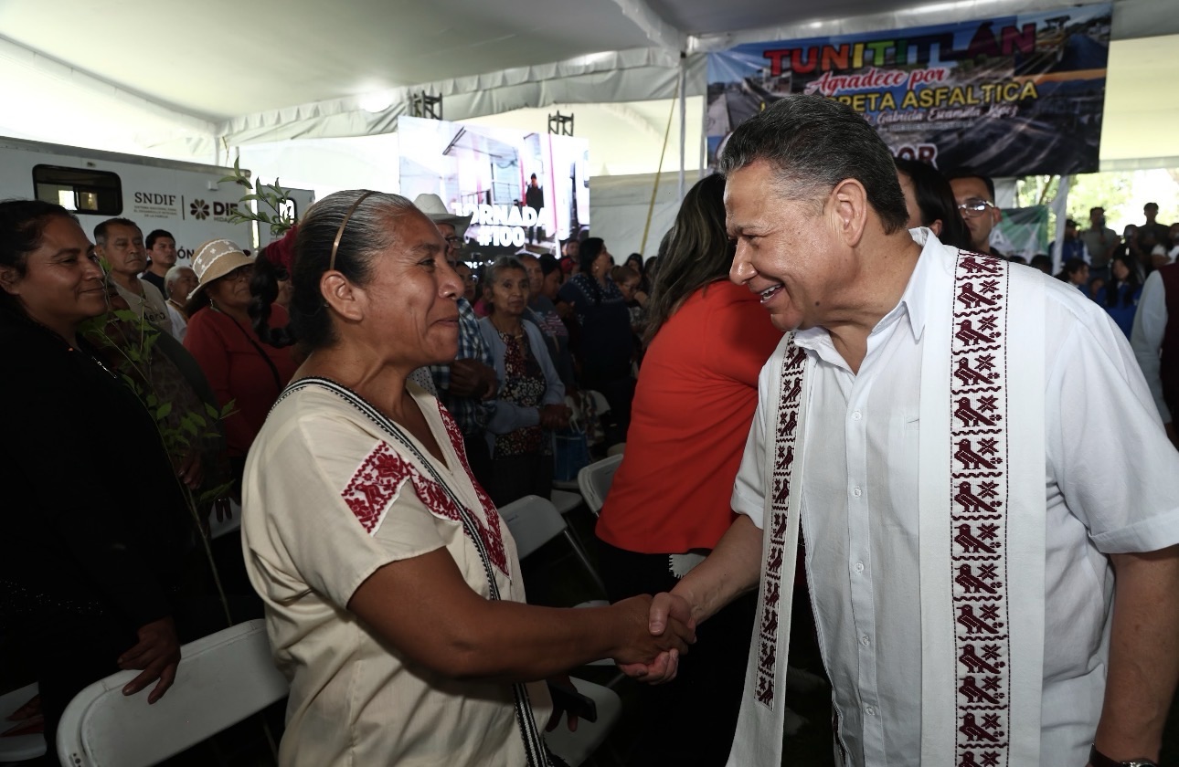 Julio Menchaca lleva obras y servicios a Chilcuautla y Progreso