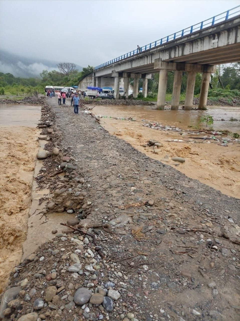 Lluvias dejan incomunicadas a 31 comunidades de Xochiatipan; cierran paso en el vado del Río Garcés