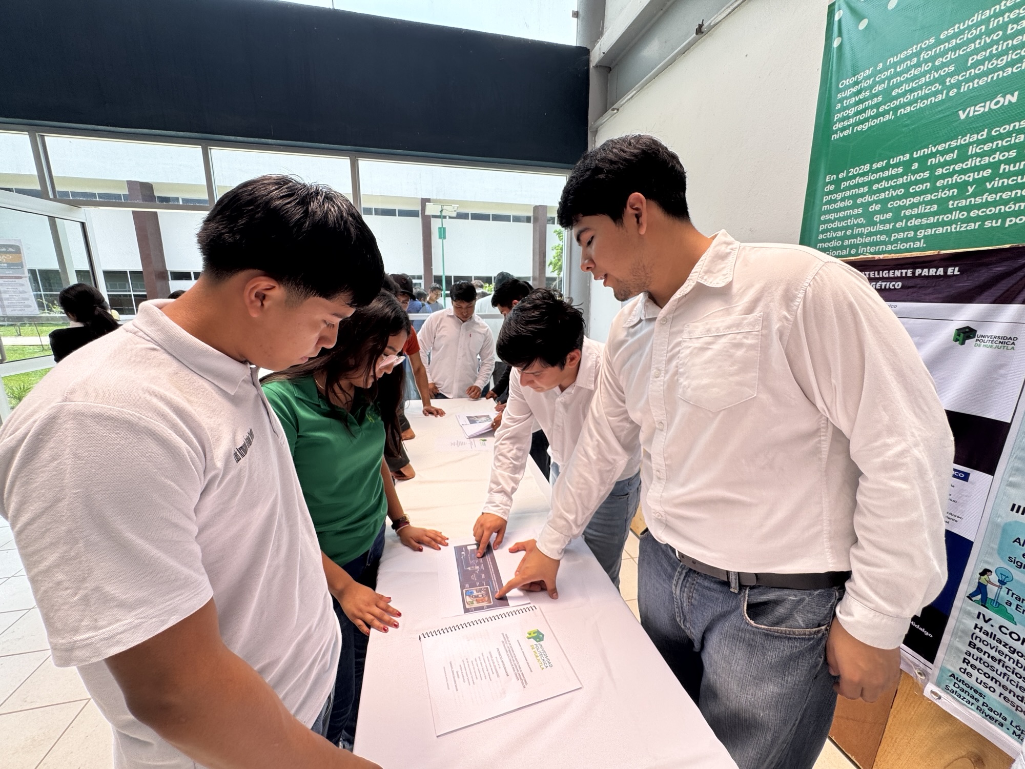Estudiantes de la UPH desarrollan sistema inteligente para reducir el consumo eléctrico