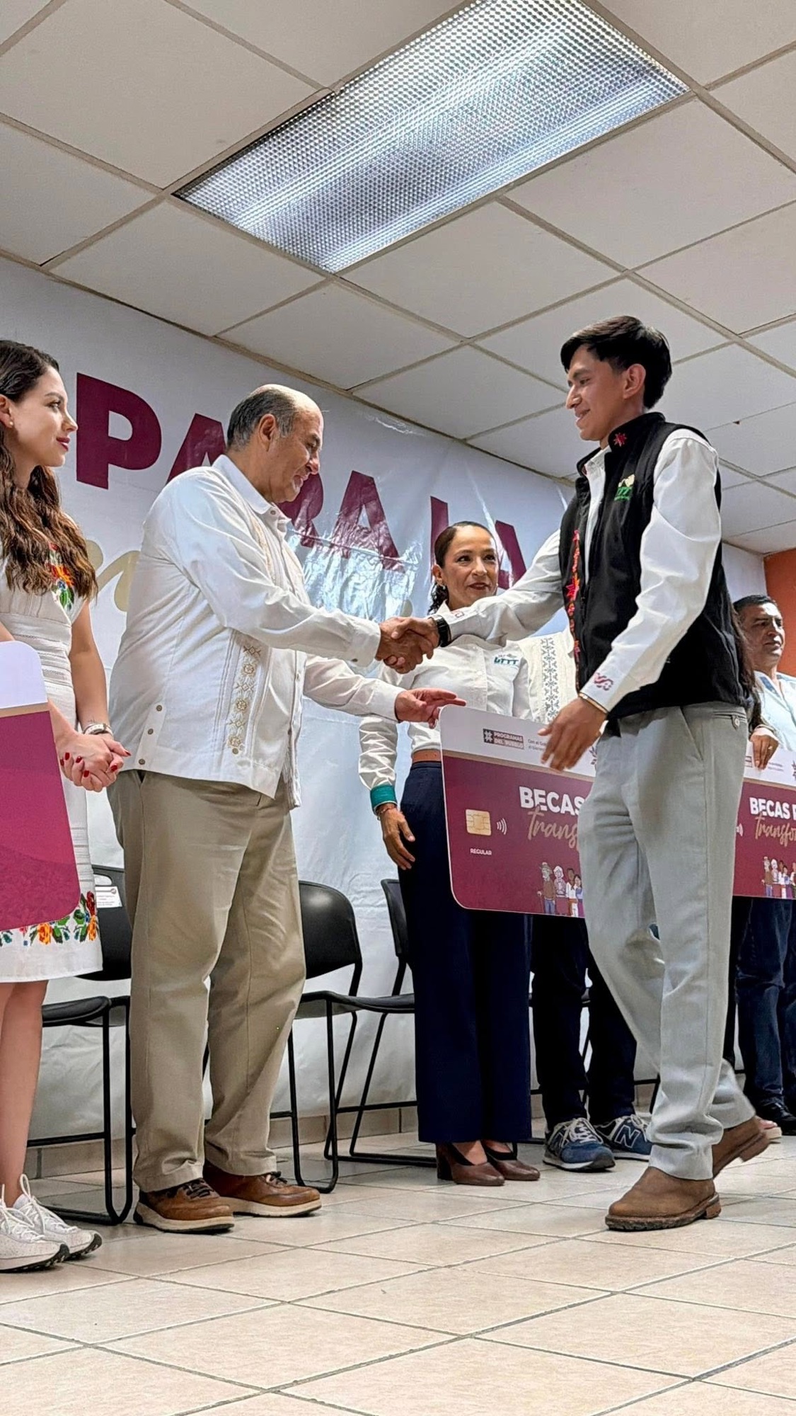 Becas para la Transformación llegan a estudiantes de Chapulhuacán y Jacala