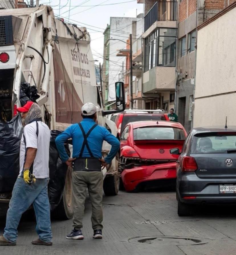 Unidad recolectora daña vehículo estacionado en el centro de Tulancingo; municipio ofrece reparación