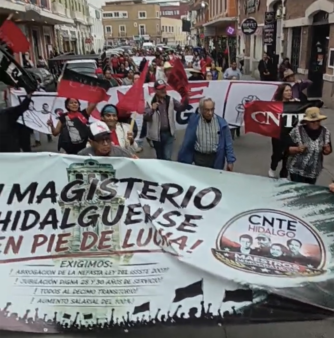 CNTE marcha en Pachuca y exige reforma al sistema de pensiones del ISSSTE