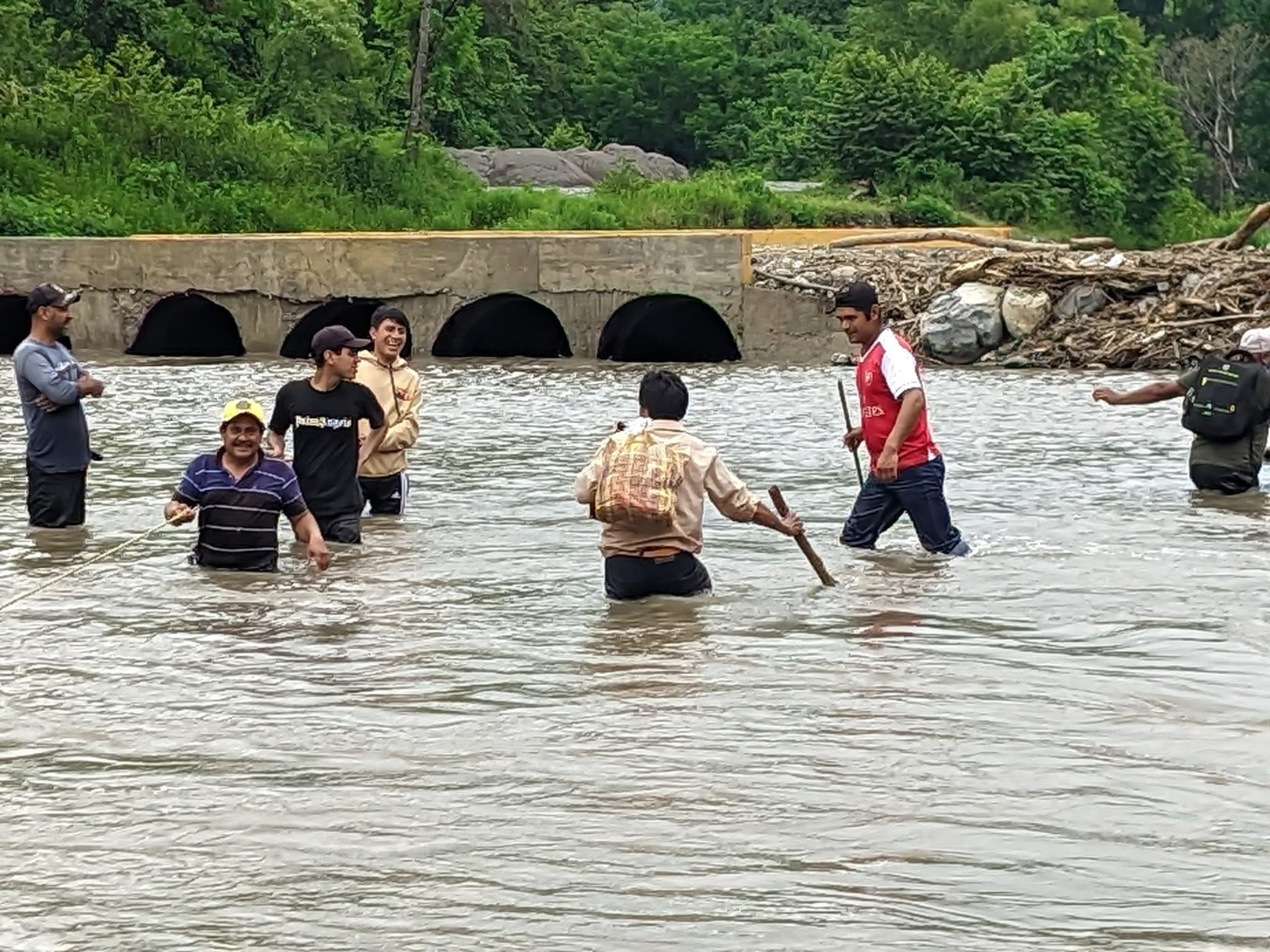 Crecida del río arrastra paso provisional y reactiva exigencia de puente en Huehuetla