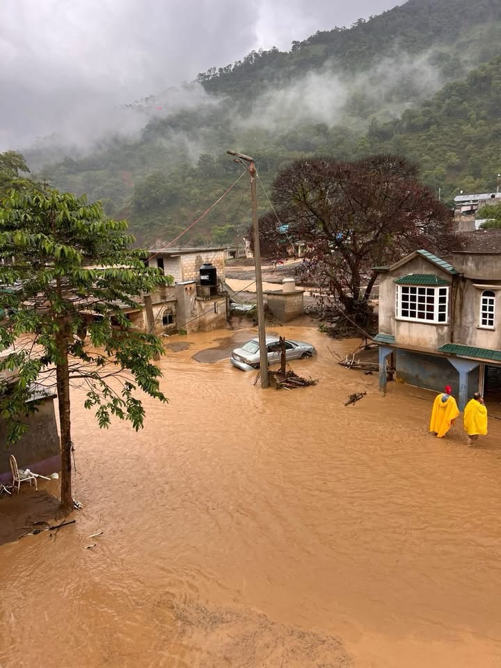 Habilitan refugios temporales para habitantes de Chapula ante riesgo por intensas lluvias en Hidalgo
