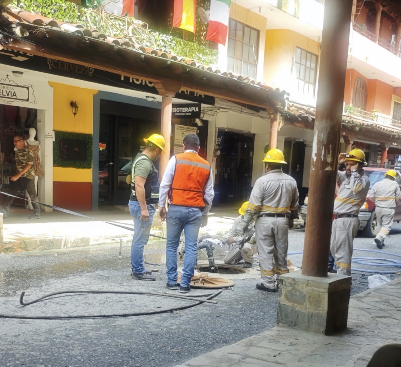 Falla eléctrica deja sin luz al centro histórico de Huejutla durante 12 horas tras fuerte explosión