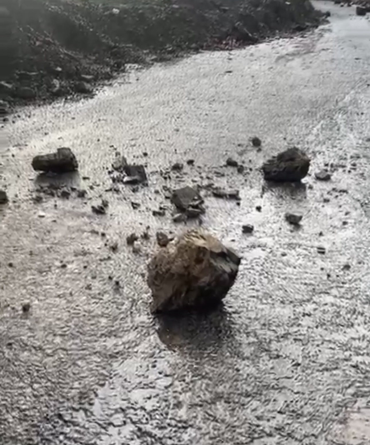 Lluvias aíslan comunidades y bloquean carreteras en Tenango de Doria; Región Laguna permanece incomunicada