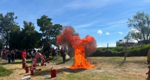 Feria de Los Angelitos refuerza protocolo contra incendios; capacitan a 70 expositores