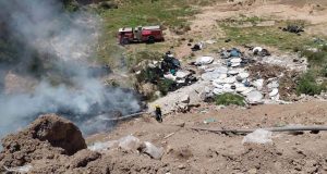 Controlan incendio en tiradero de Acayuca; bomberos evitan propagación del fuego