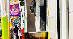 Sancionan cuatro establecimientos por colocar cazos con líquidos calientes en banquetas