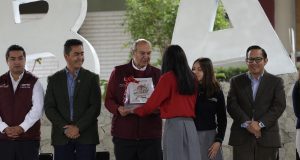 Natividad Castrejón entrega uniformes y libros a estudiantes de bachillerato